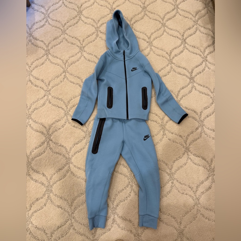 Blue kids XS Nike tech